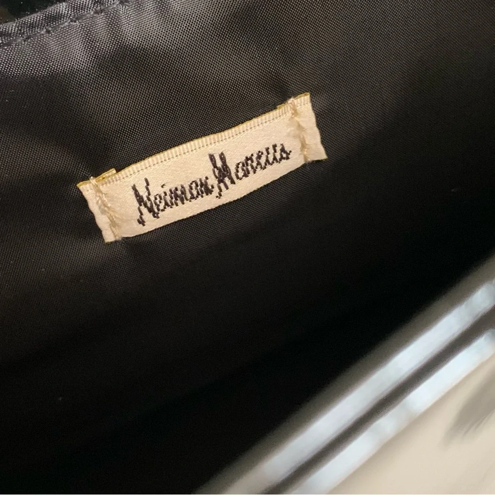 Hold NWOT Neiman Marcus black patent marble handle modern bag